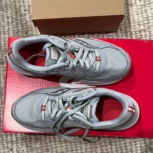 Saucony woman’s Light Gray Mesh Sneakers with pink Accents